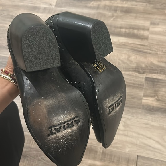 Ariat Dixon Studded Ankle Boots [Brooklyn Black] - Picture 5 of 5